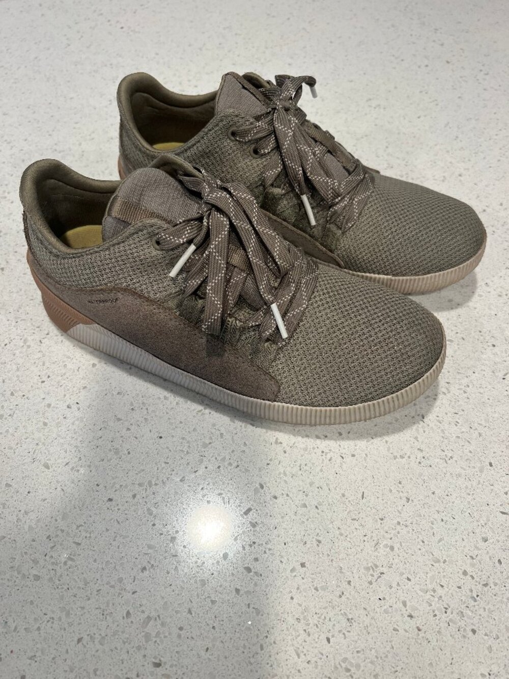 Sorel Women's Stone Green/Sea Salt Out N About III Low Sneaker size 7--like new!